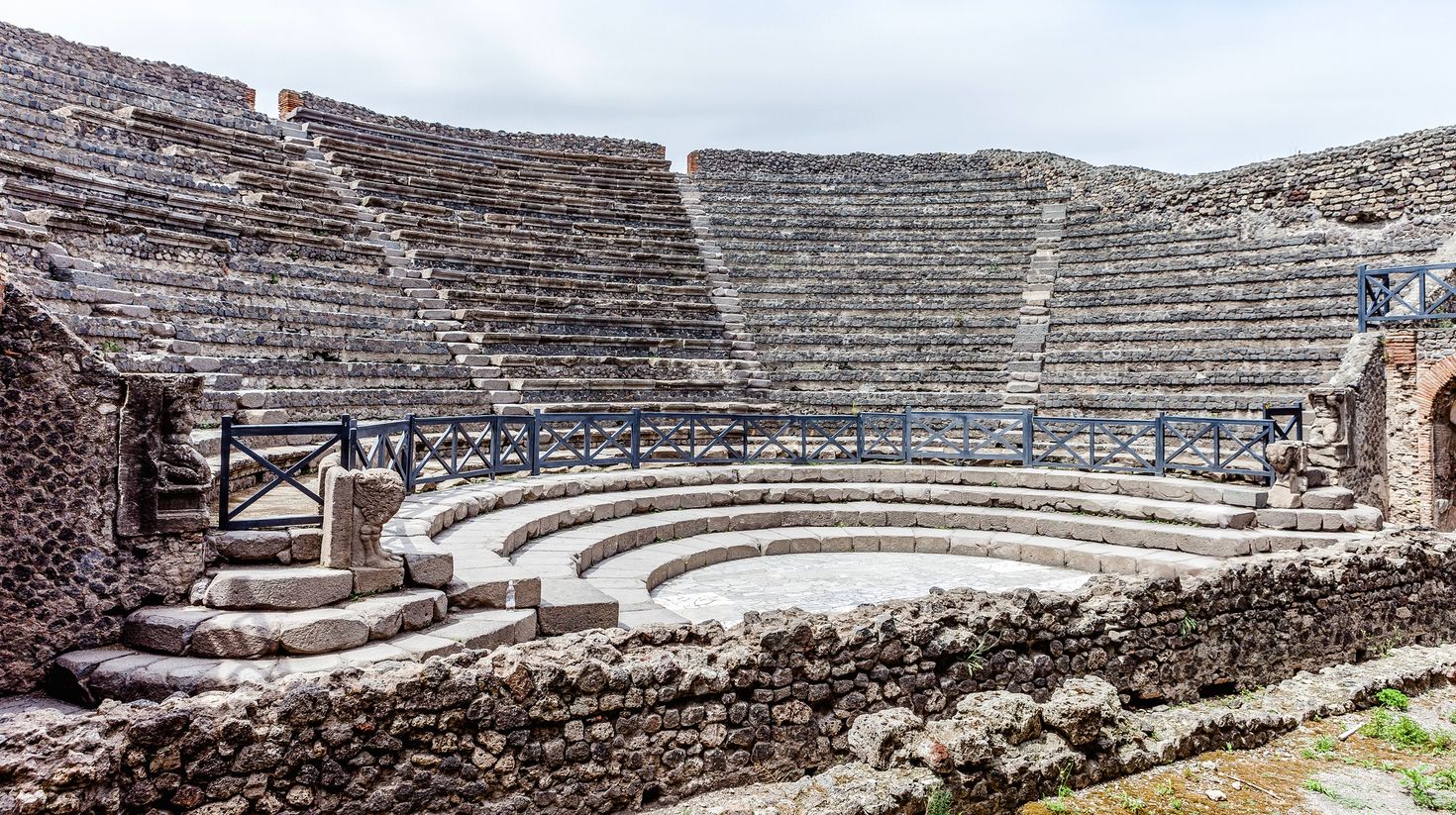 Various gladiator games and circus shows were hosted there. 
