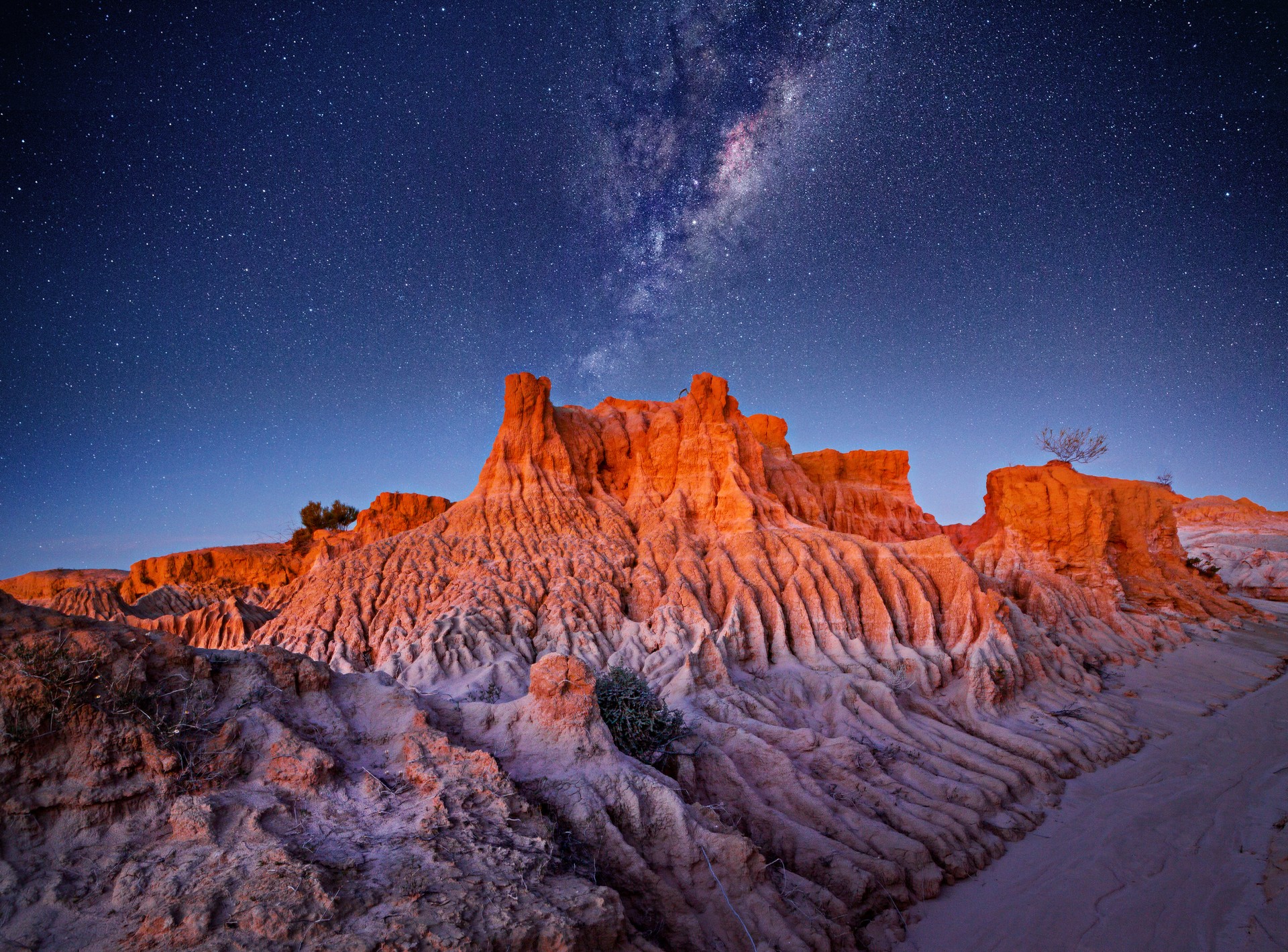 Explore the outback in Australia and experience what the wilderness has to offer. The starry night sky in the Outback is a must-experience during 6 days in Australia.