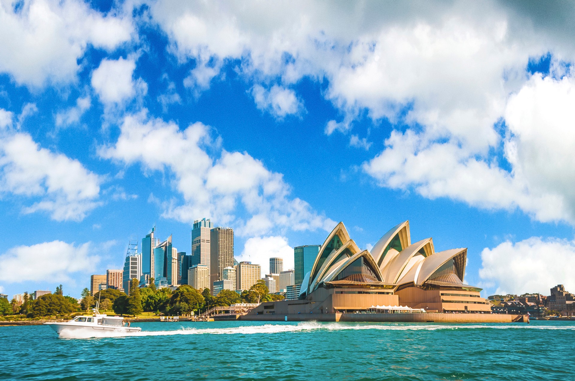An itinerary of at least a week is required to get the best taste of Australia. A good Australia itinerary can vary from spending one week in a single destination to traveling around the country in 21 days or more