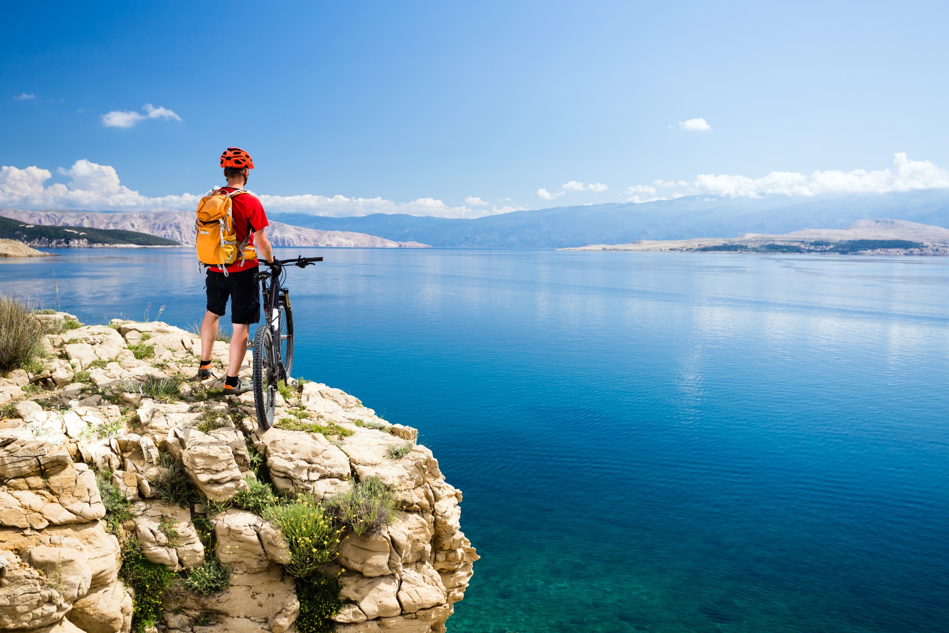 Bike along the best bike rails around the world mentioned here to rejuvenate your mind, body and soul.
