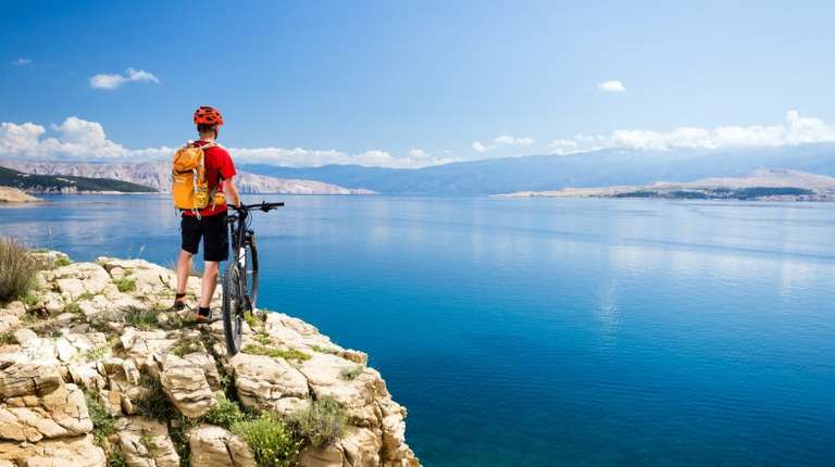Bike along the best bike rails around the world mentioned here to rejuvenate your mind, body and soul.
