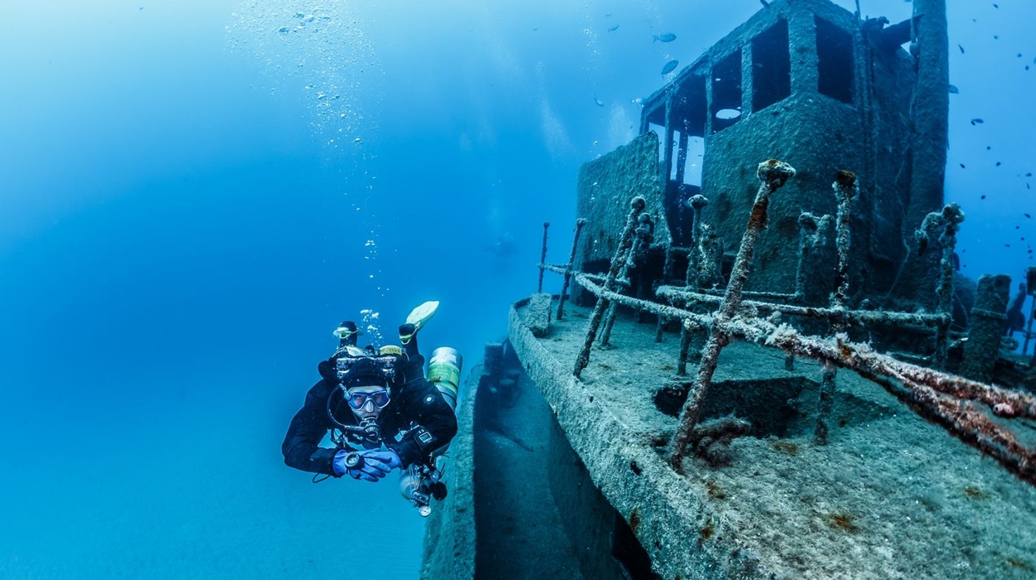 HMAS adelaide is a great place to go wreckage diving in Sydney