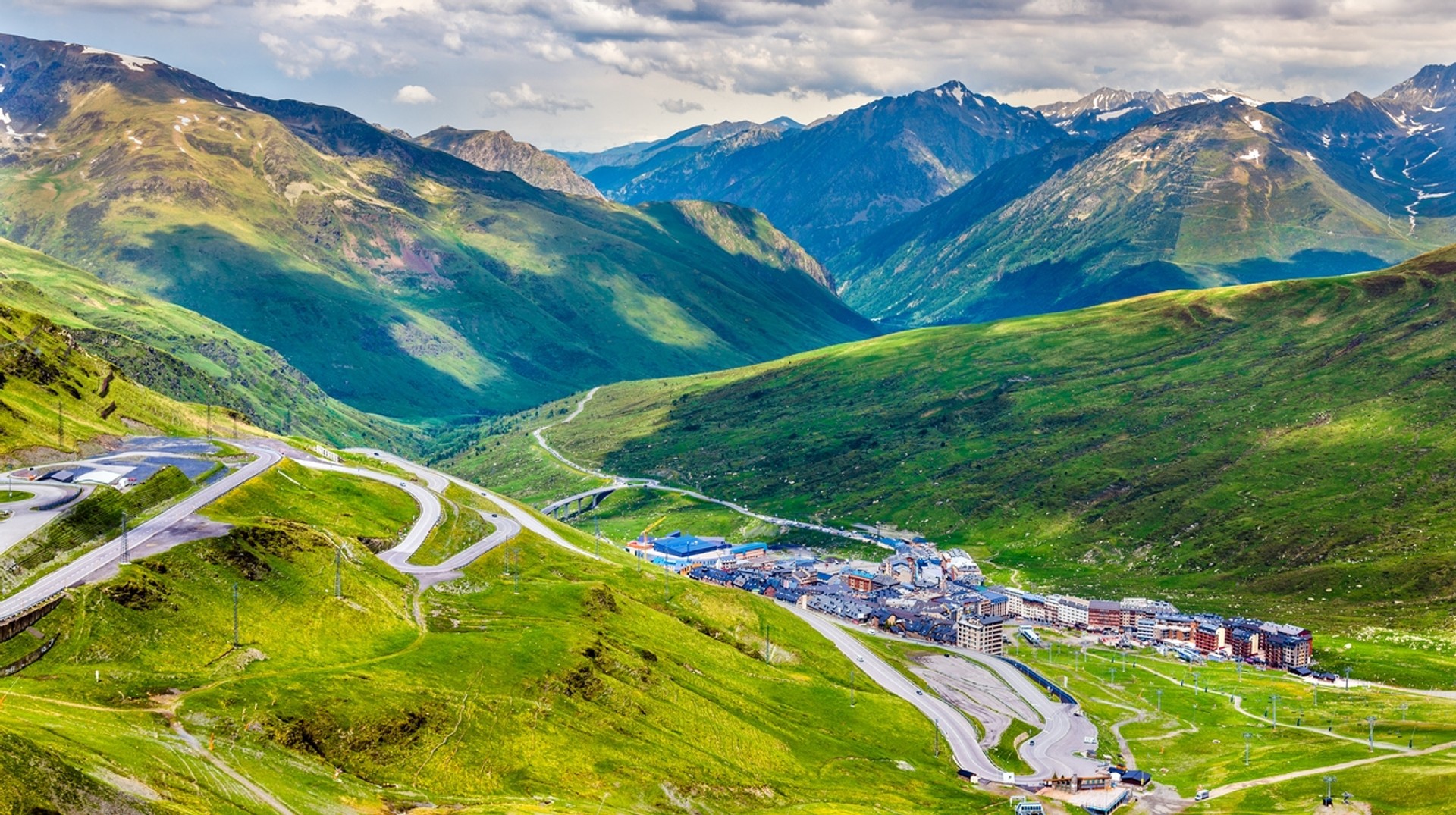Andorra is the perfect location for a short, inexpensive holiday, no matter the season. Find out the best time to visit Andorra and see your favorite locations.