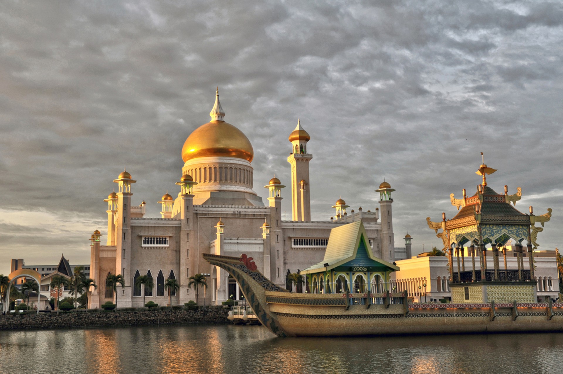 Find out the best time to visit Brunei and head to the popular landmarks.
