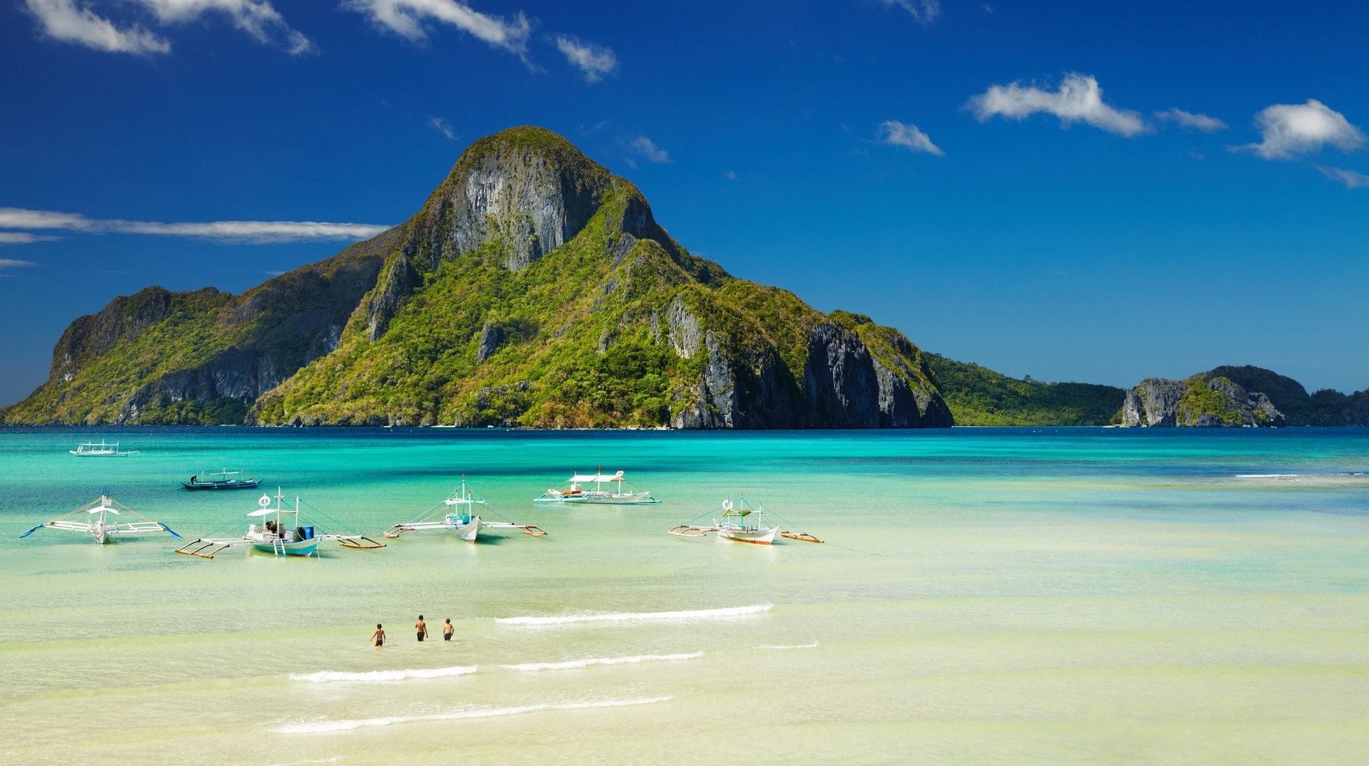 Tourists enjoying at the El Nido bay, Palawan
