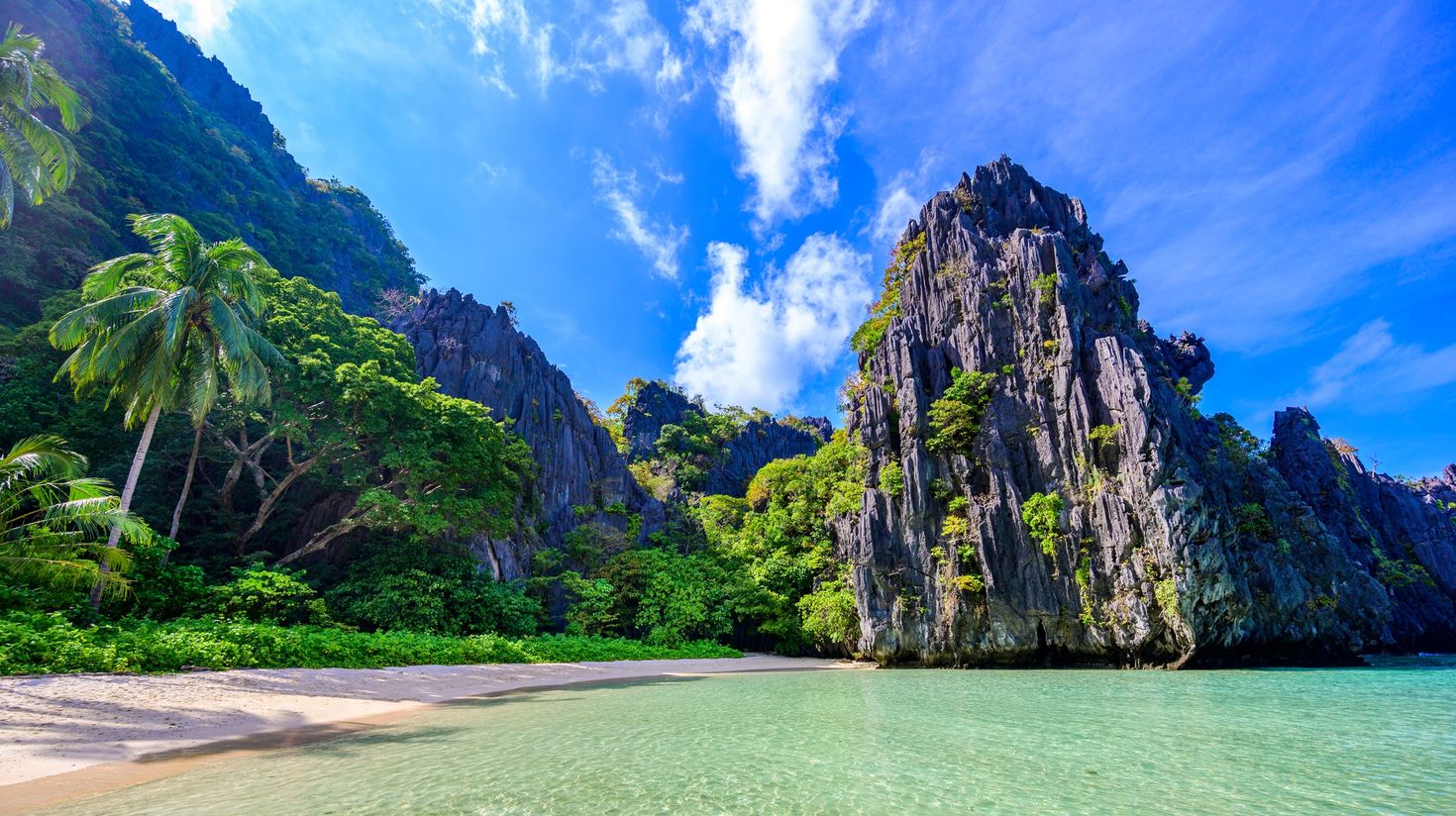 Beach in Matinloc Island during the best time to visit the Philippines