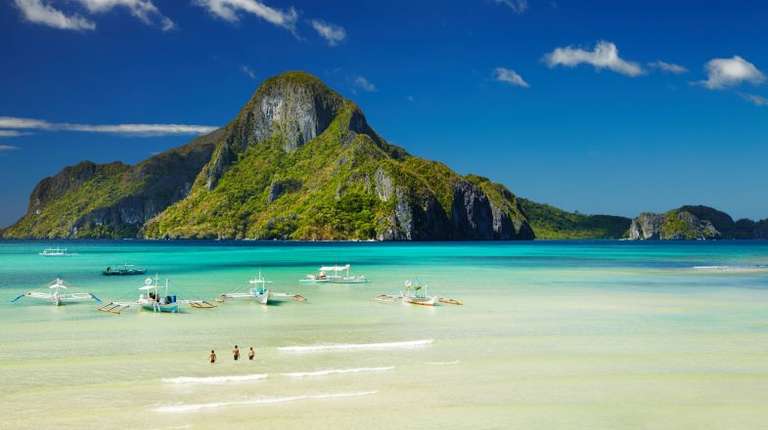 Tourists enjoying at the El Nido bay, Palawan