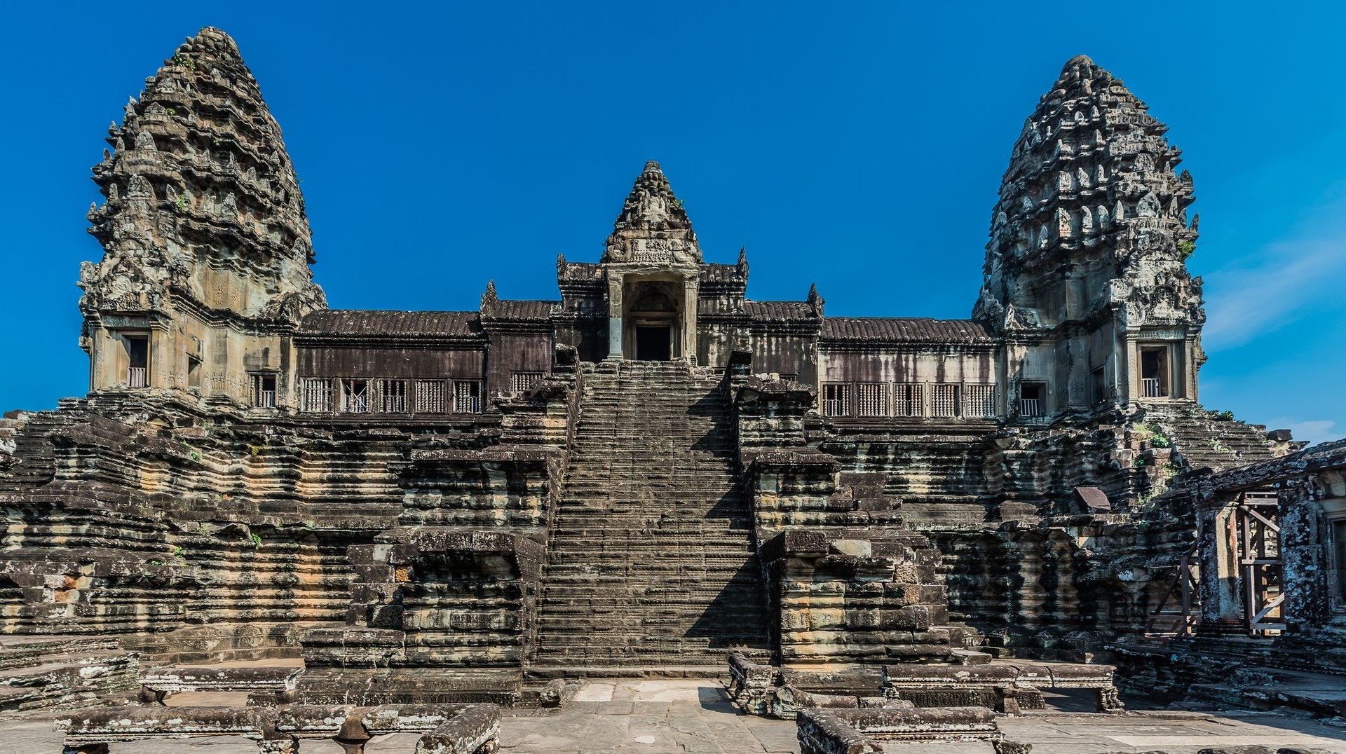 10 days is the perfect amount of time to experience the history, culture and traditions of Cambodia. Visit the courtyard at Angkor Wat while spending 10 days in Cambodia