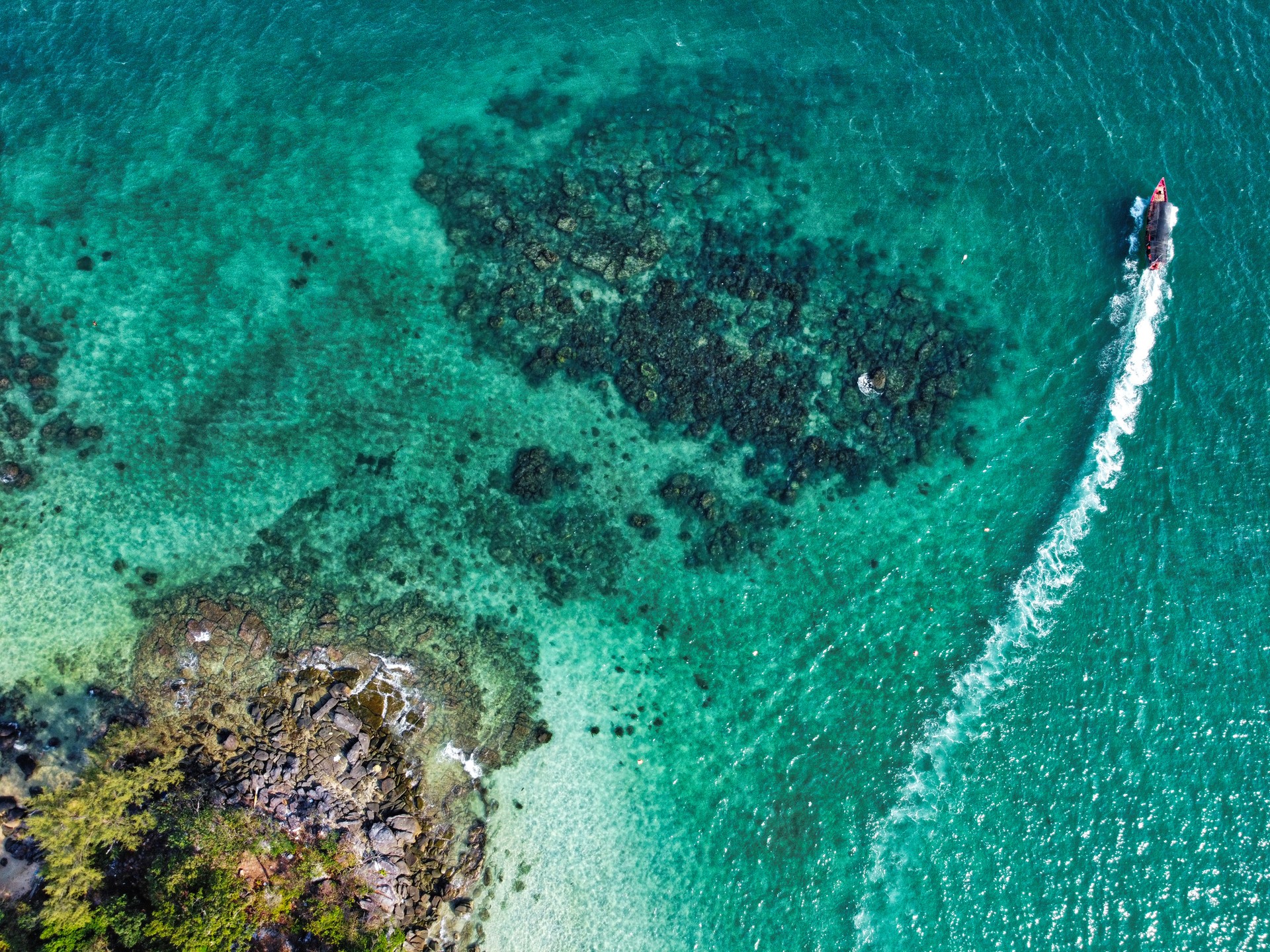 Visit the Koh Rong and enjoy reefs in a turquoise transparent water during your 2 weeks in Cambodia.