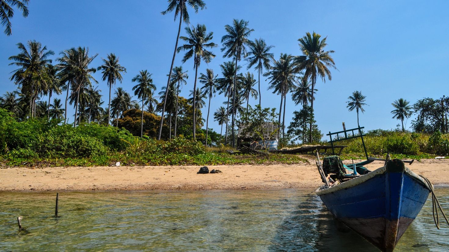 A boat in Rabbit Island on a clear day in Kep.