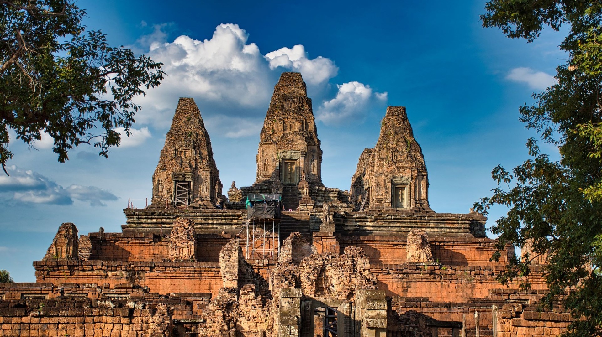 Discover Pre Rup Temple, a stunning Angkor-era structure with breathtaking sunset views. The ruins of Pre Rup Temple a must-visit when spending 6 days in Cambodia.