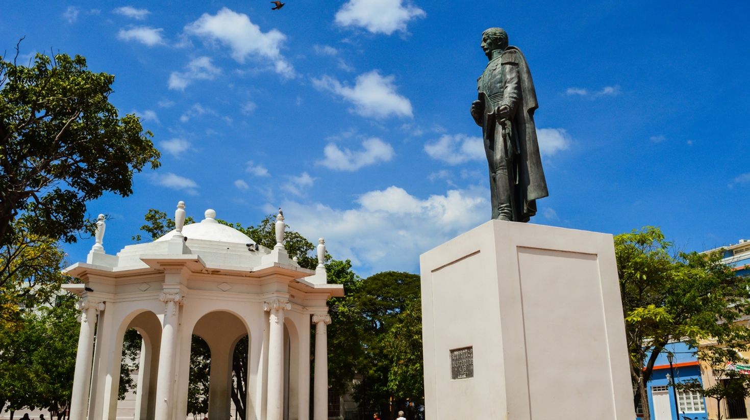 Heroe statue in Colombia in September