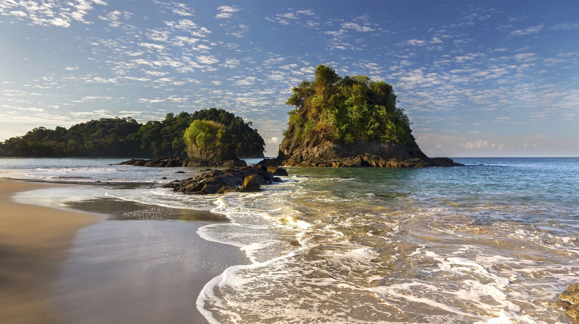 The playa in Manuel Antonio National Park is a must visit when spending 6 days in Costa Rica. Visit Manuel Antonio National Park's beach on your 6 days in Costa Rica.
