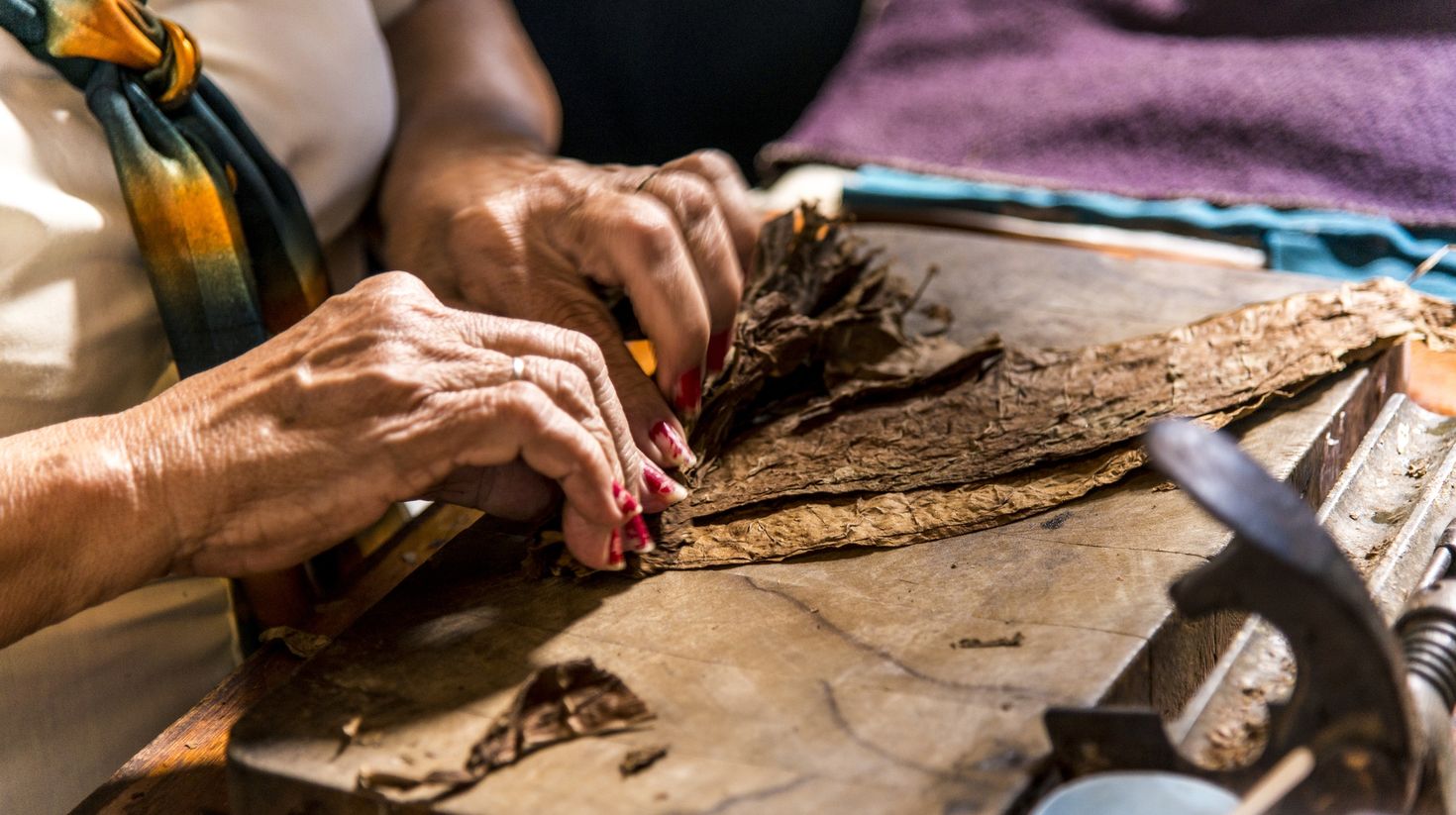 Cuba  in November_Woman making cigar Trinidad