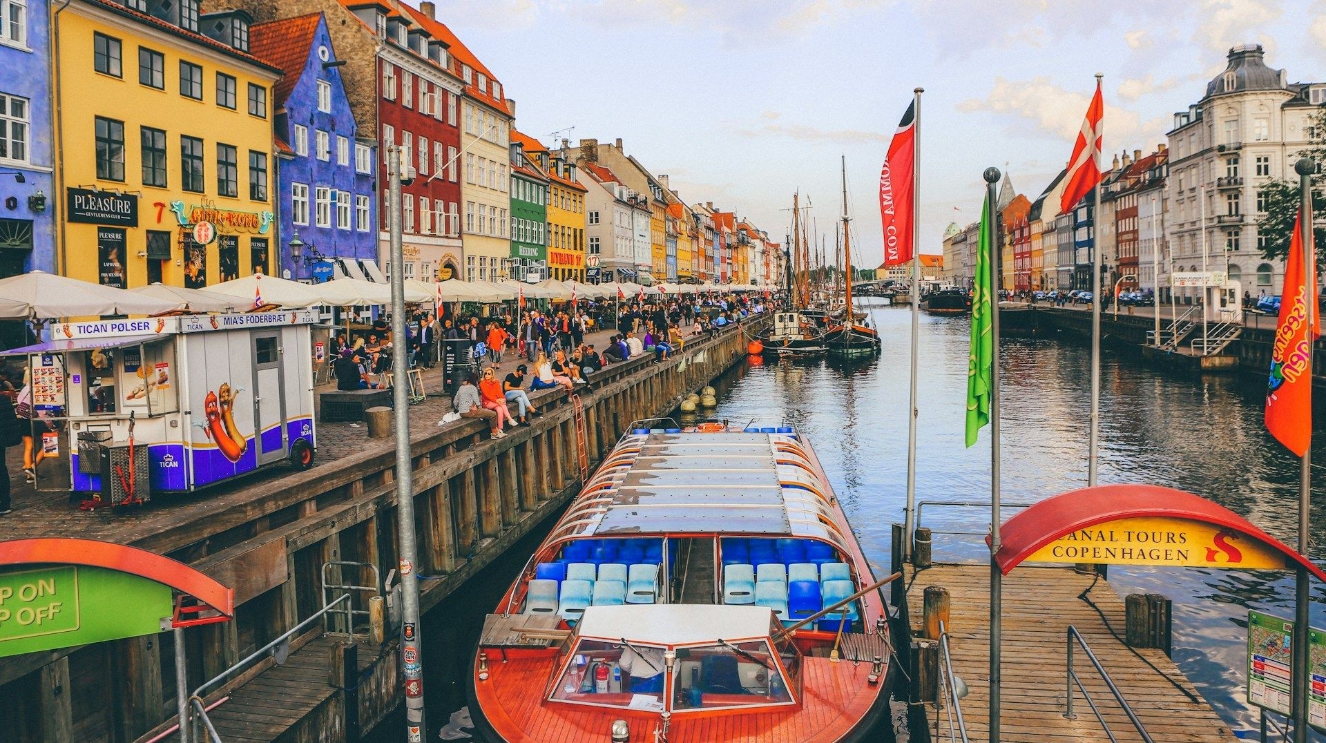 Taking a canal tour in Copenhagen is one the best ways to experience its stunning harbor and its highlights. Canal tours in Copenhagen is a must-do during 4 days in Denmark