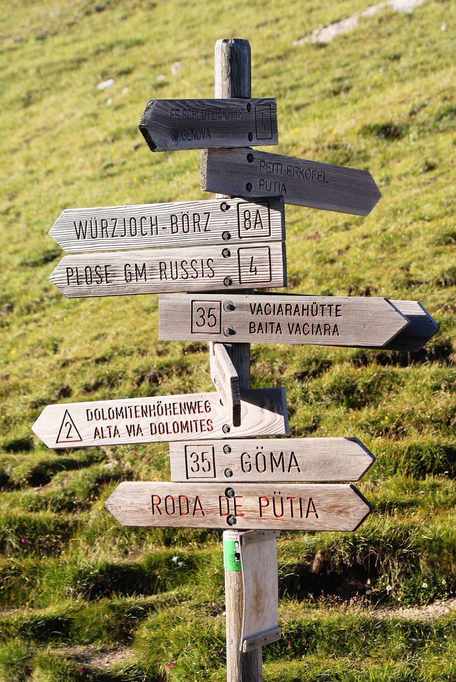 A direction board showing different trails in the Peitlerkofel circular trail. 
