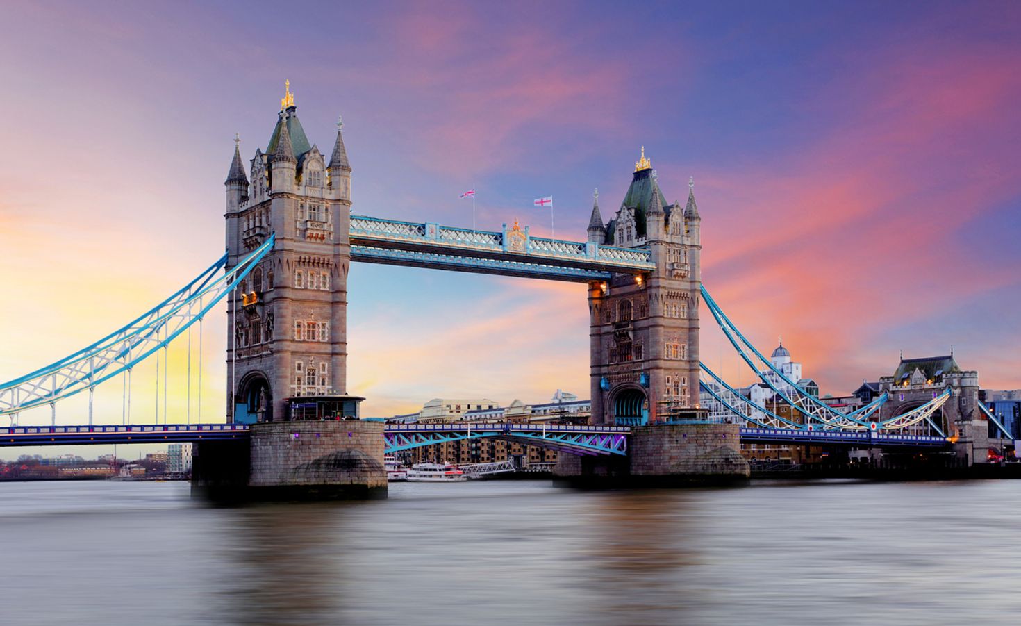 Tower bridge in England that spans River Thames.