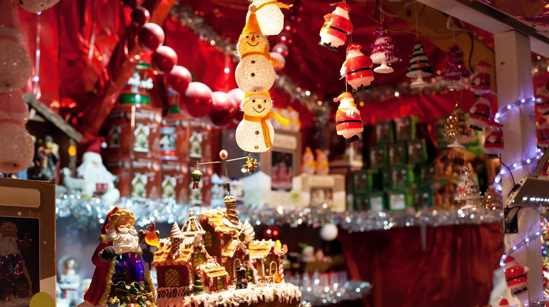 When visiting Europe during winter, you must not fail to experience the charm and festivity of a Christmas Market. Christmas markets in Europe strive with the finest foods, mulled wine and festive vibes.