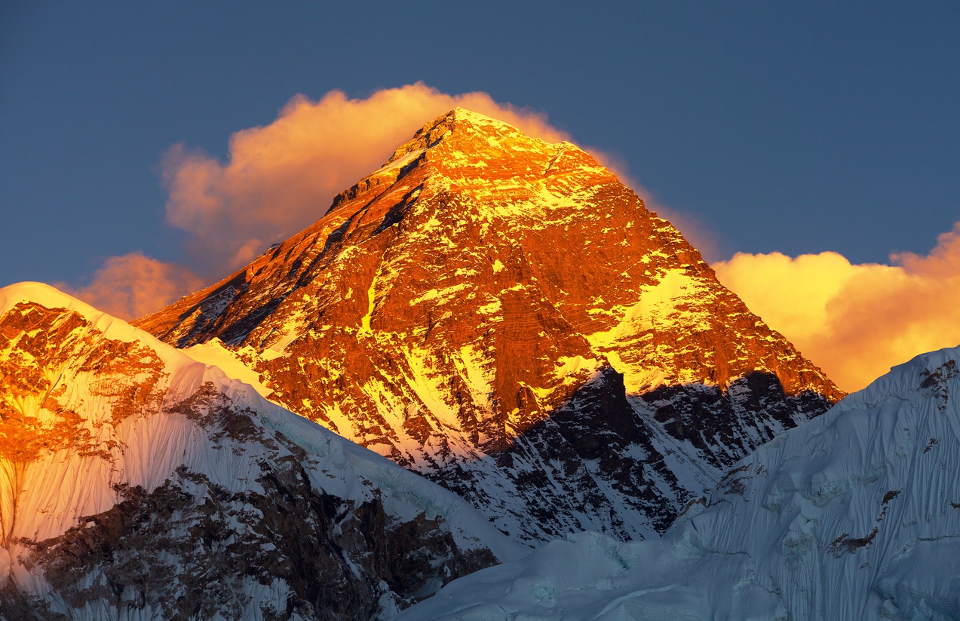May is a warm time to trek Everest Base Camp but there can be rainfall later in the month. Watch the sunset during your Everest Base Camp trek in May.