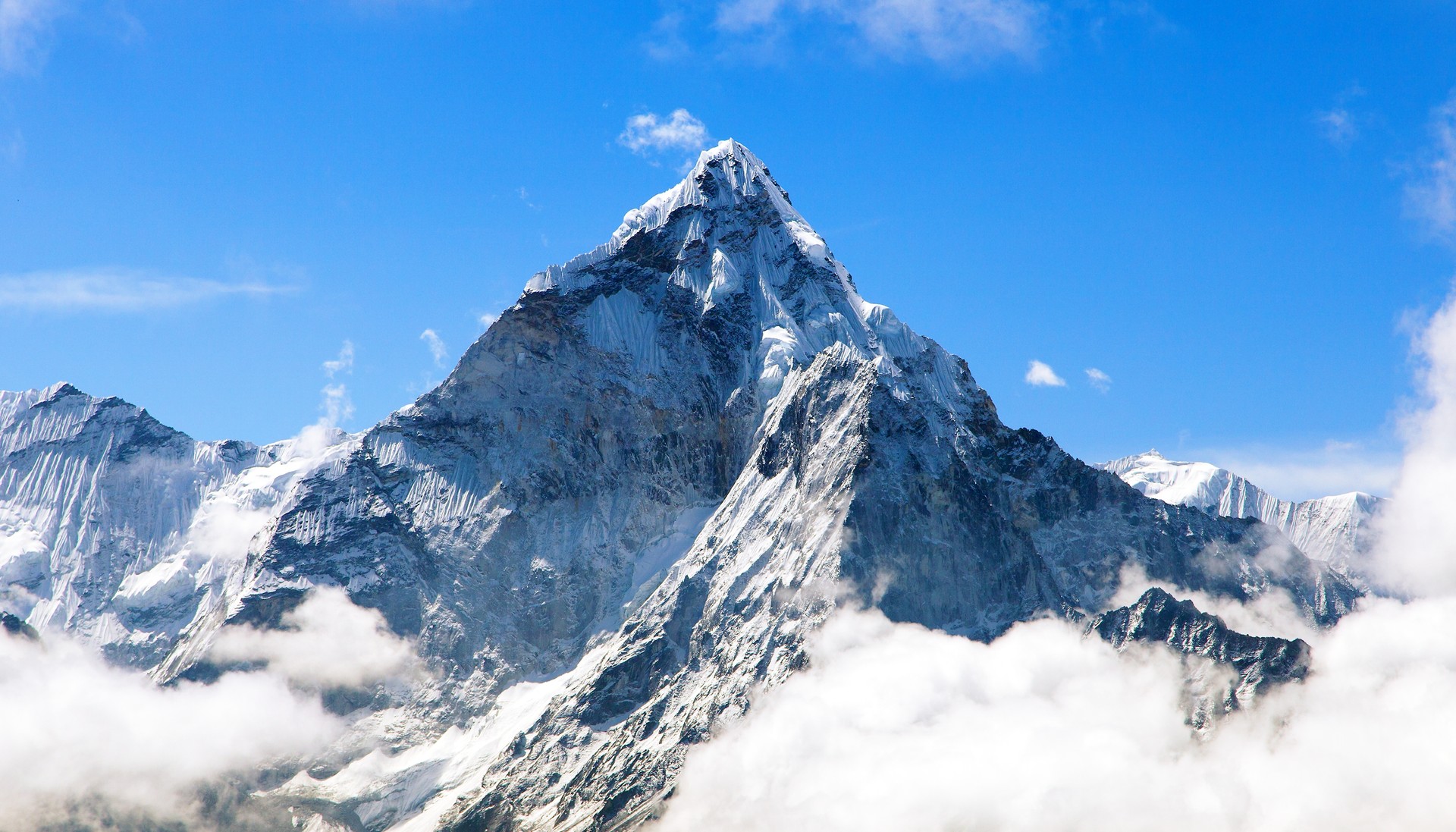 The dry weather ensures that you get stunning views of the Himalayas while trekking Everest Base Camp in November. See mountains rise above clouds during Everest Base Camp trek in November.