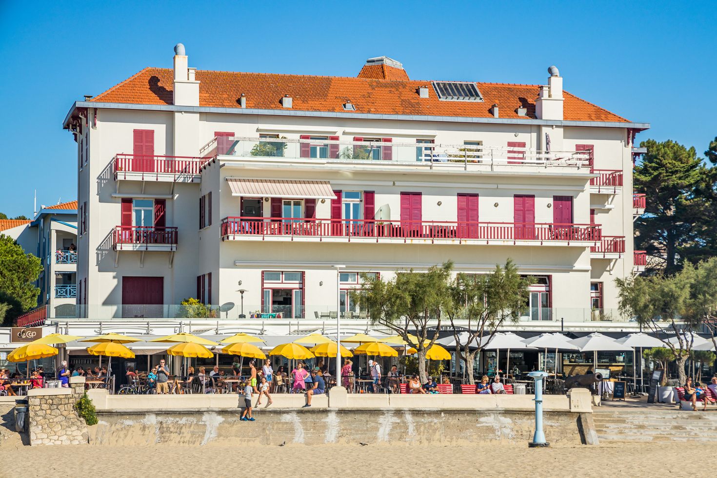 errace of a restaurant near the jetty and beach of the Moulleau in Arcachon