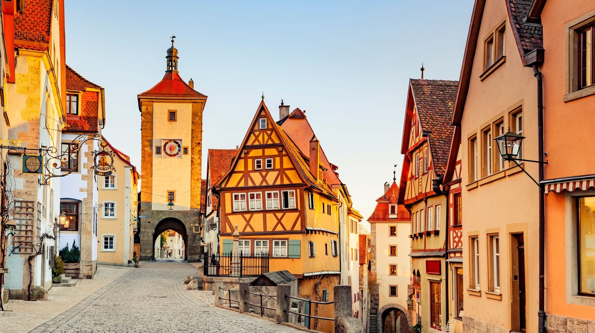 Germany is home to quaint towns and picturesque villages that you can stop by when travelling from one destination to another. Discover historic houses in Rothenburg during your 9 days in Germany.
