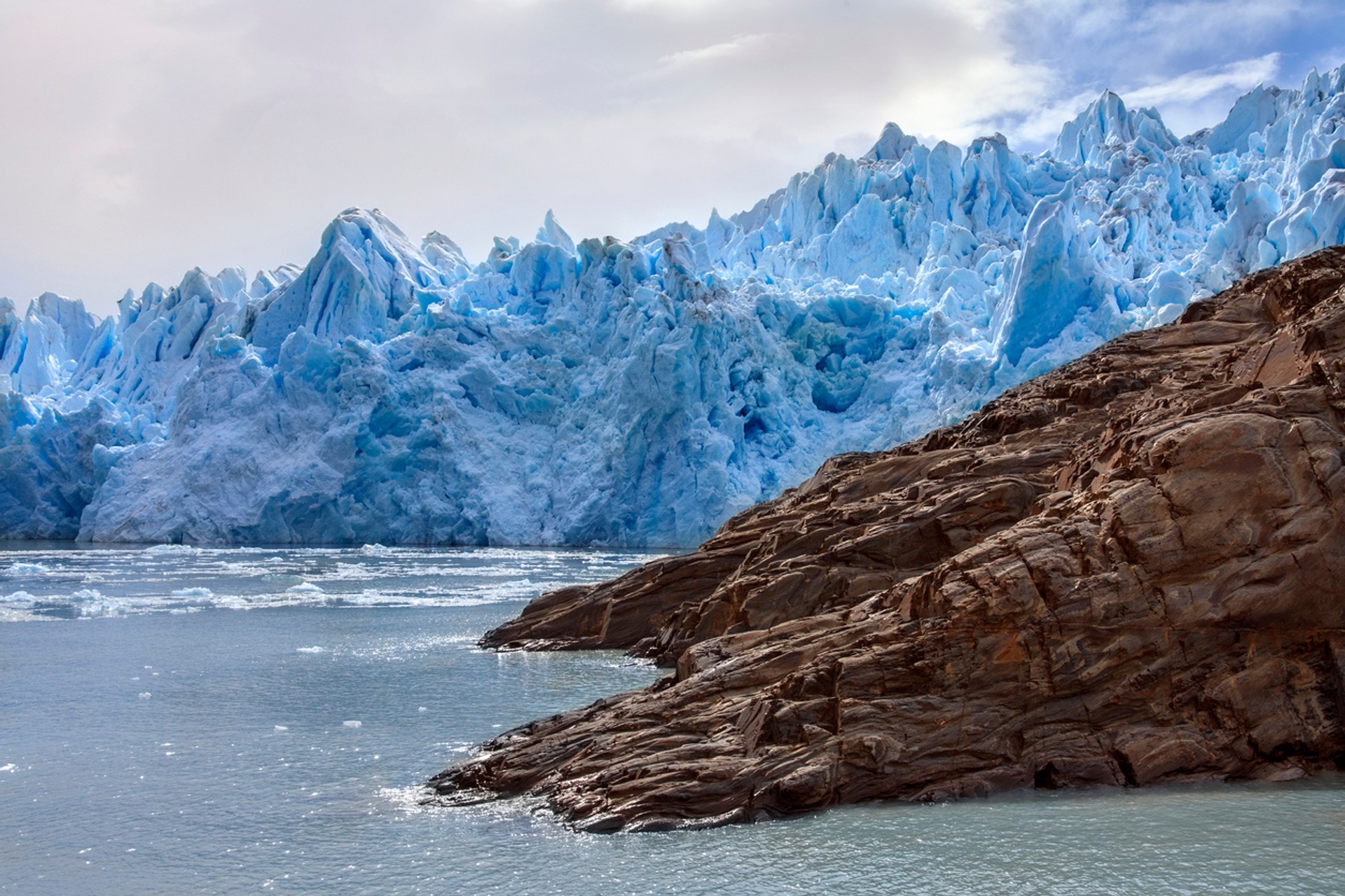 The dazzling blue-grey color of Glacier Grey mesmerizes every visitor Glacier Grey is located in southern Chile’s Patagonia, with the glacier making up part of the extraordinary Southern Patagonian ice field.