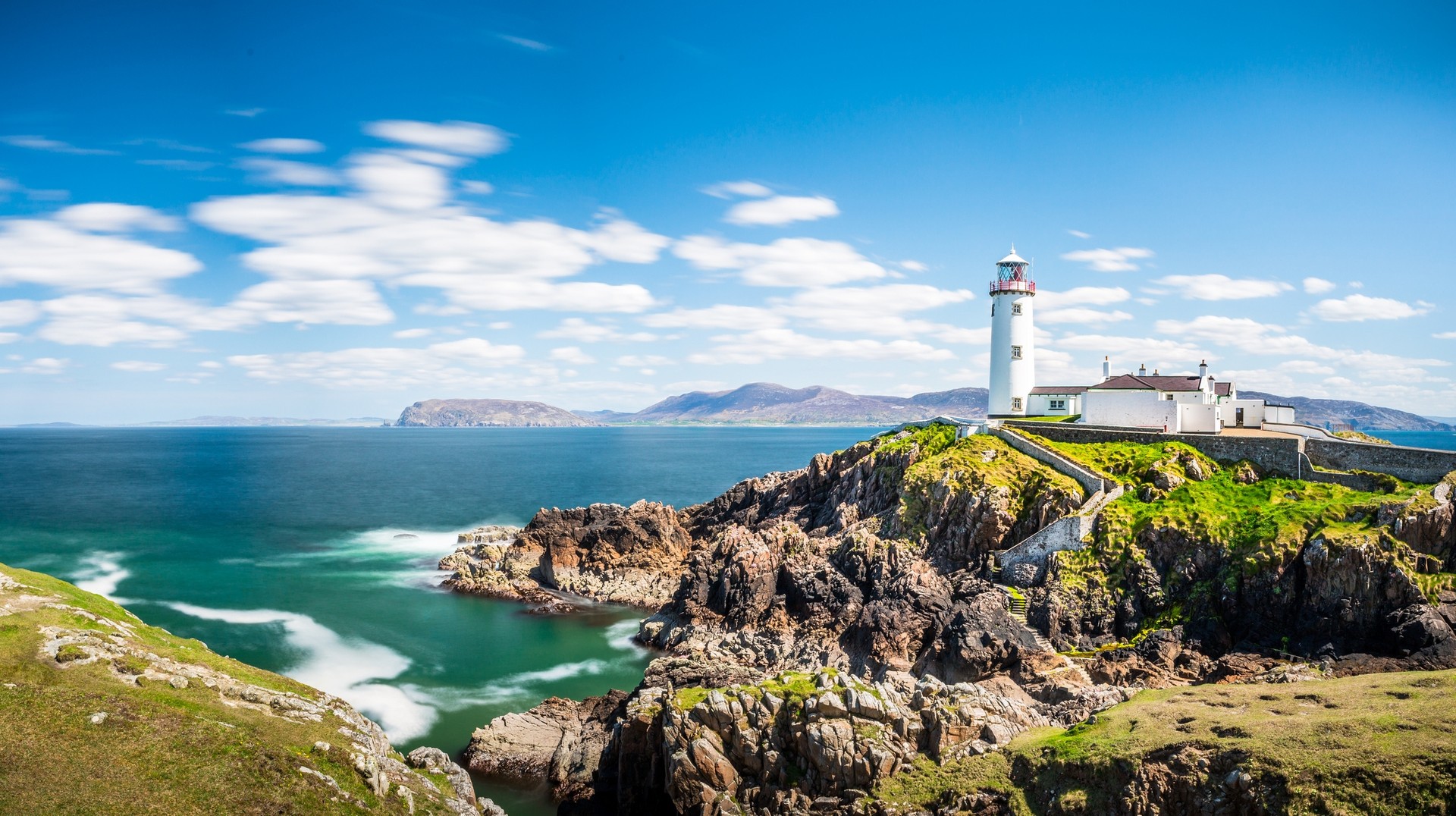 If you're wondering how many days to spend in Ireland, one week is perfect for immersing yourself in its breathtaking landscapes, rich history, and vibrant culture. Lighthouse in Ireland Sea, how many days to spend in Ireland.