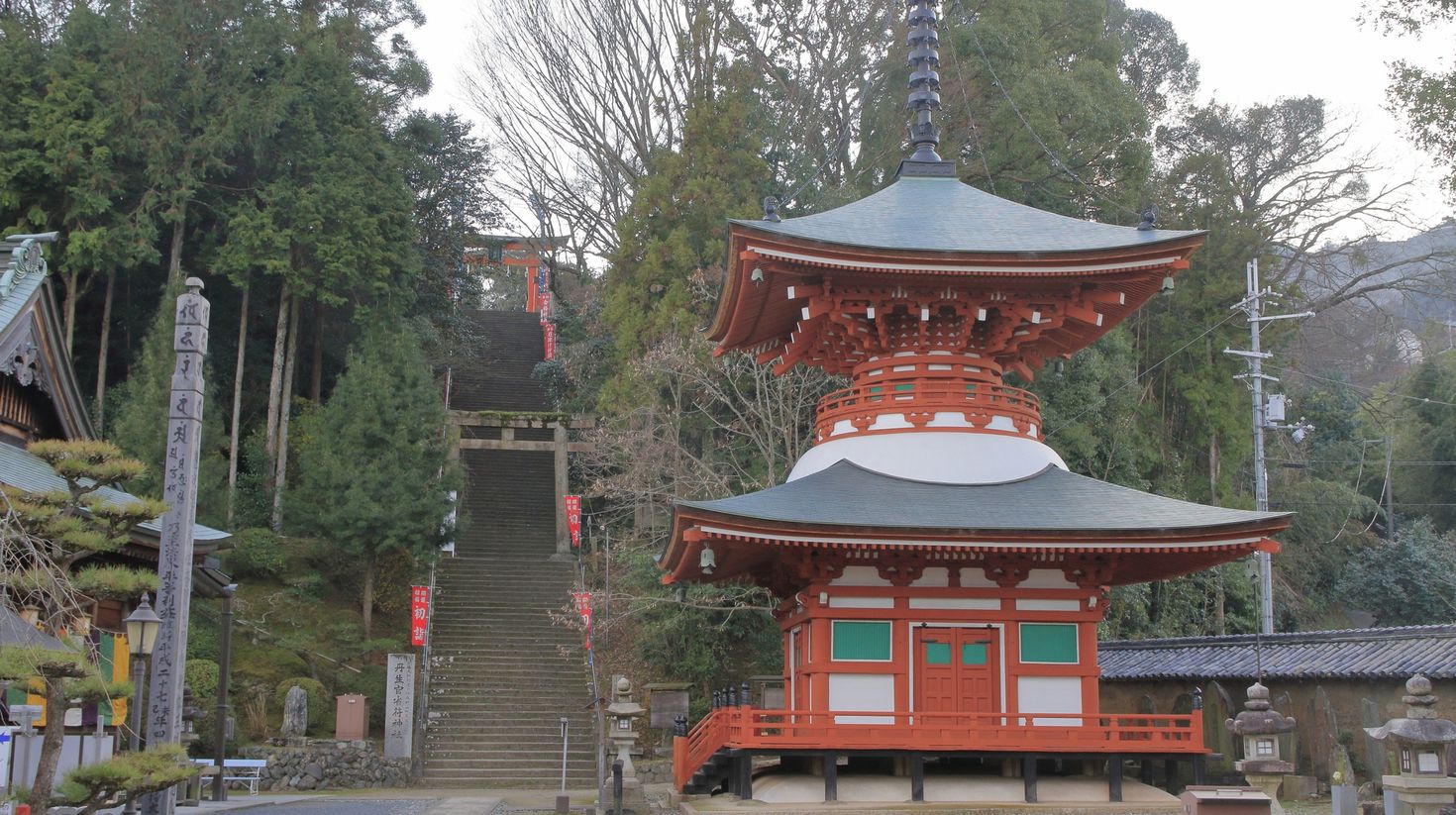  Starting from Jison-in Temple in Judoyama town, the route traverses 24km of ground through to Okunoin cemetery and the Diamon Gate.