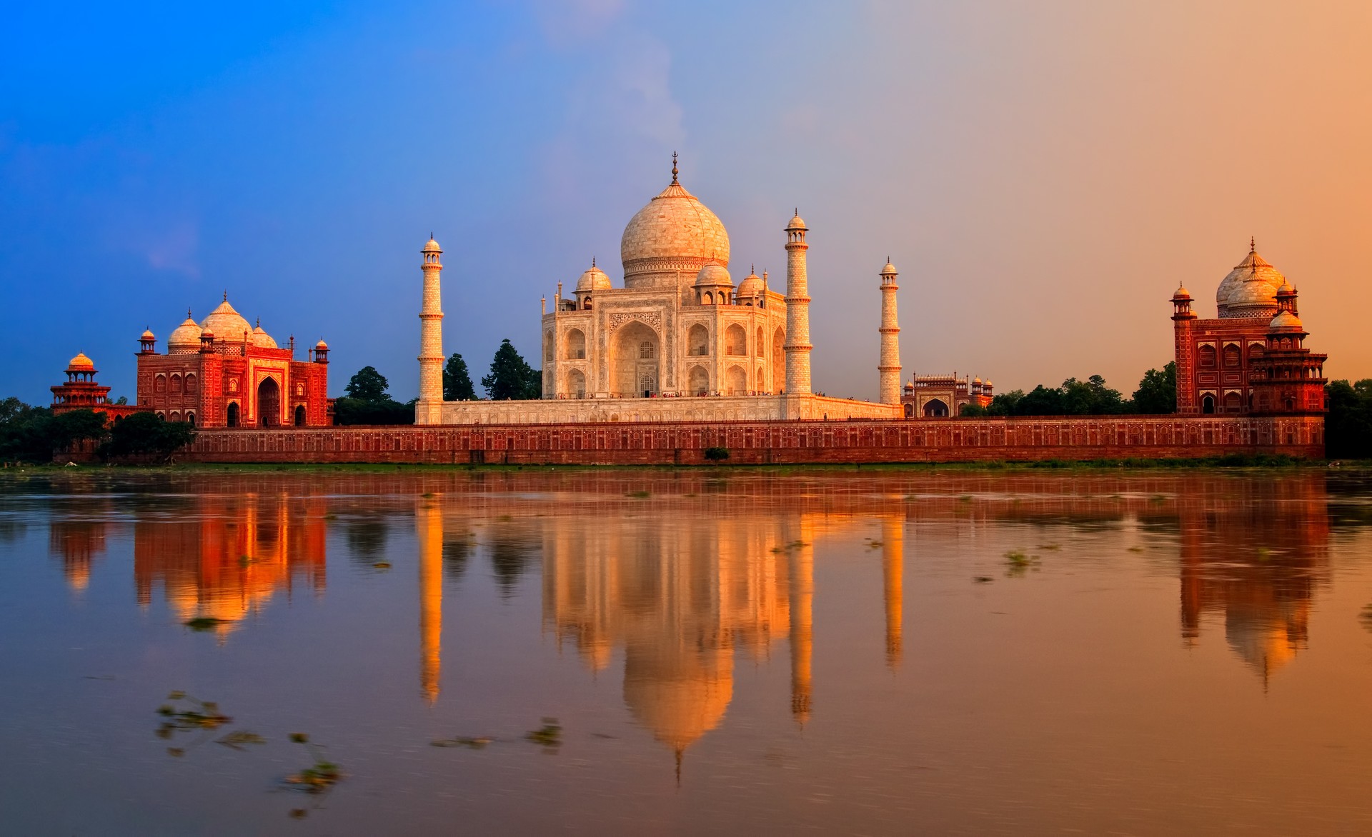Delhi and Agra make up two of the three points in India’s Golden Triangle, so travel between the two cities is common.