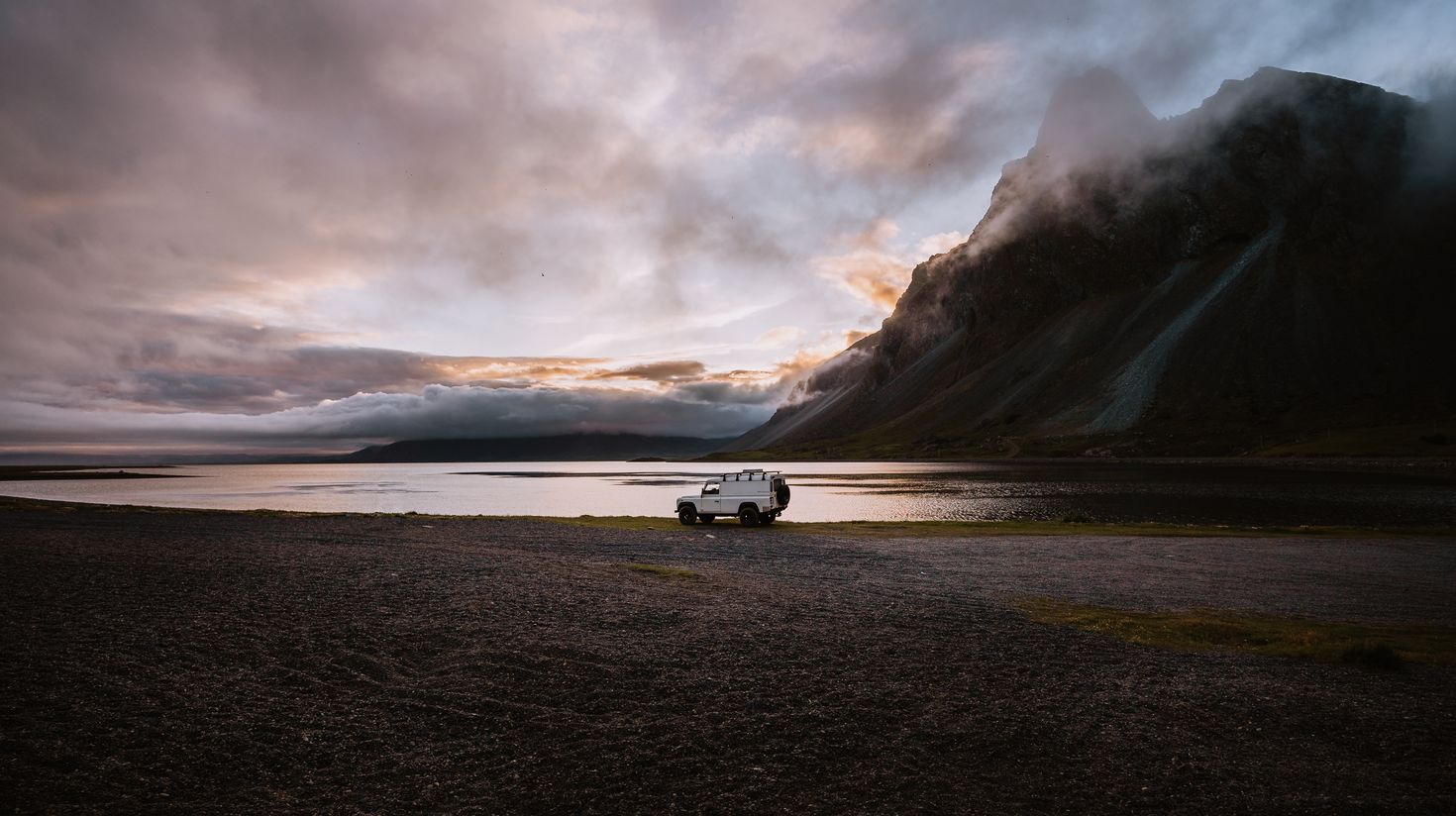 A 4x4 vehicle at the coast of an Icelandic beach.