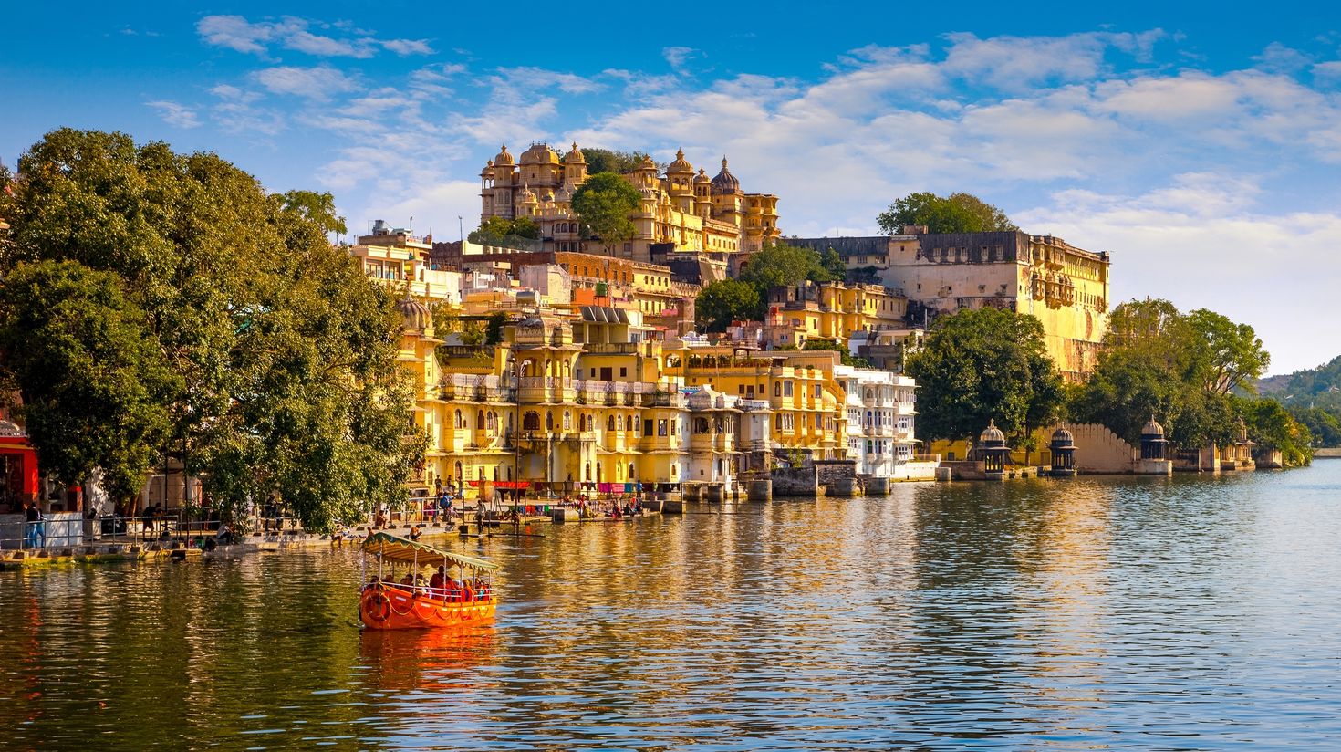 City Palace and Pichola lake in Udaipur, Rajasthan, India