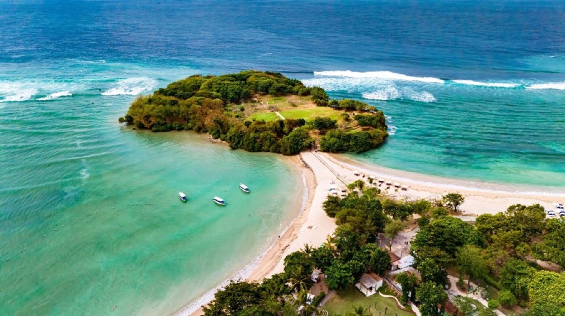 Golden sands, crystal-clear waters, and pure tranquility—Nusa Dua Beach is Bali’s paradise perfected. Located in southern Bali, Nusa Dua beach is paradise perfected with its golden sands, crystal-clear waters, and pure tranquility.