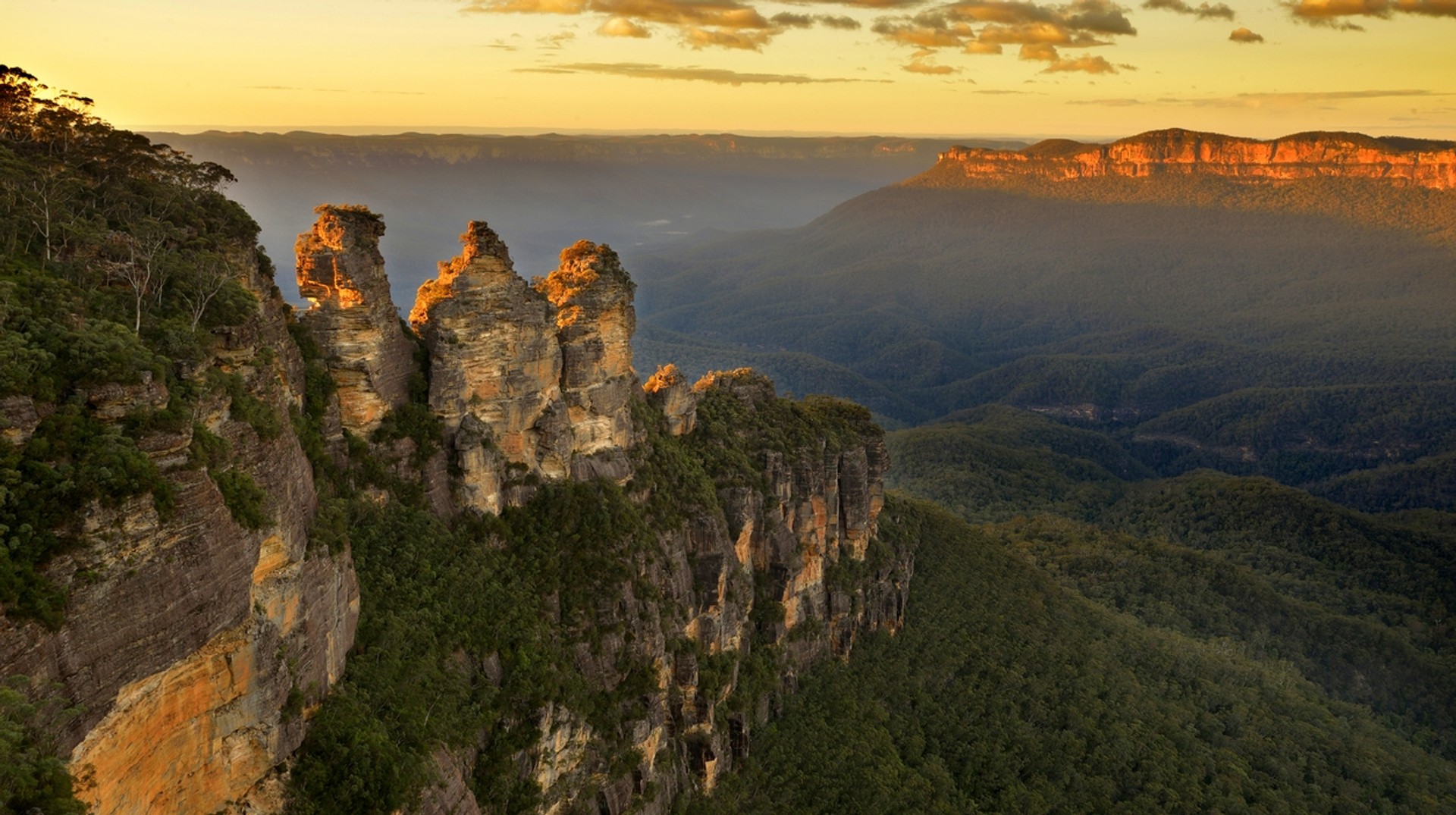 The Three Sisters, the most popular attraction in the Blue Mountains. The Blue Mountains is a refreshing getaway, just a 90 minute drive from Sydney.