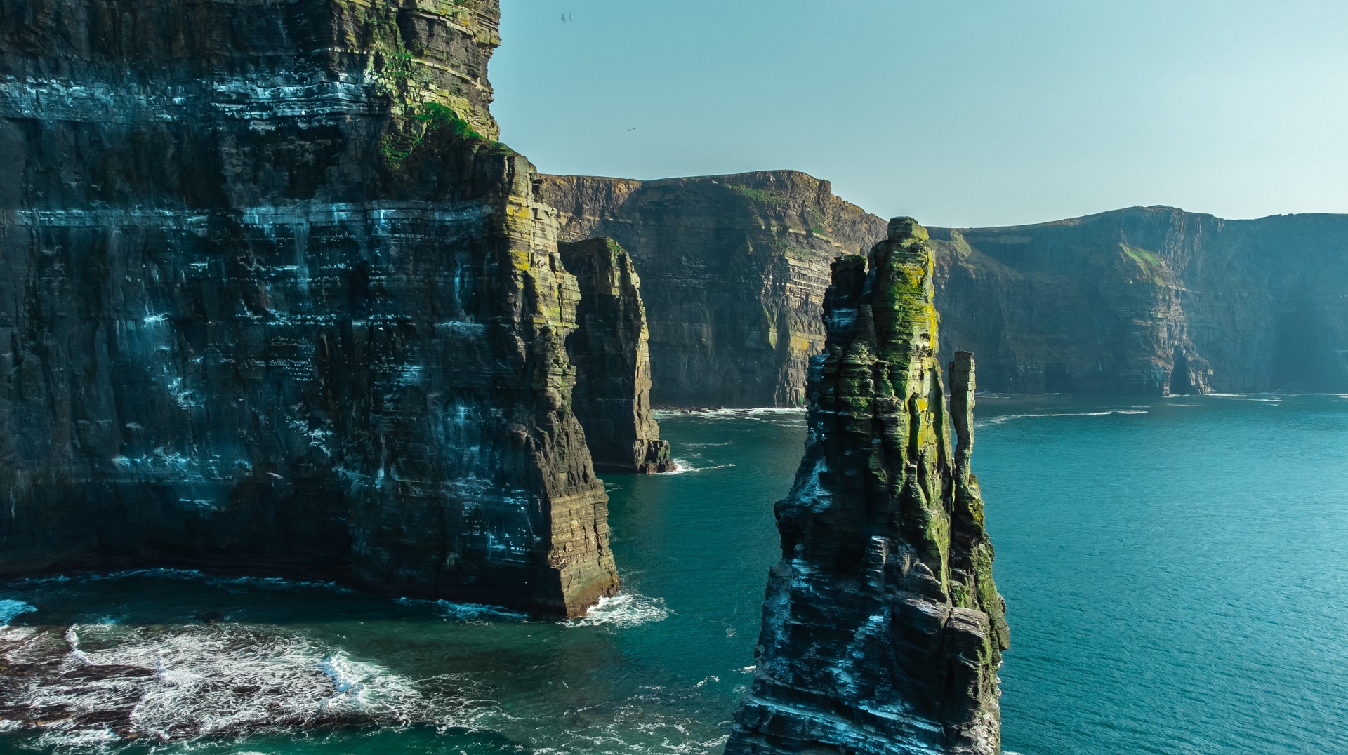 Go on legendary road trips and view the spectacular coasts during your 2 weeks in Ireland tour. View the Cliffs of Moher while spending 2 weeks in Ireland.