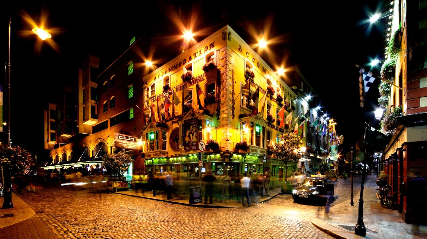 Night view of Temple Bar Street in Dublin, Ireland