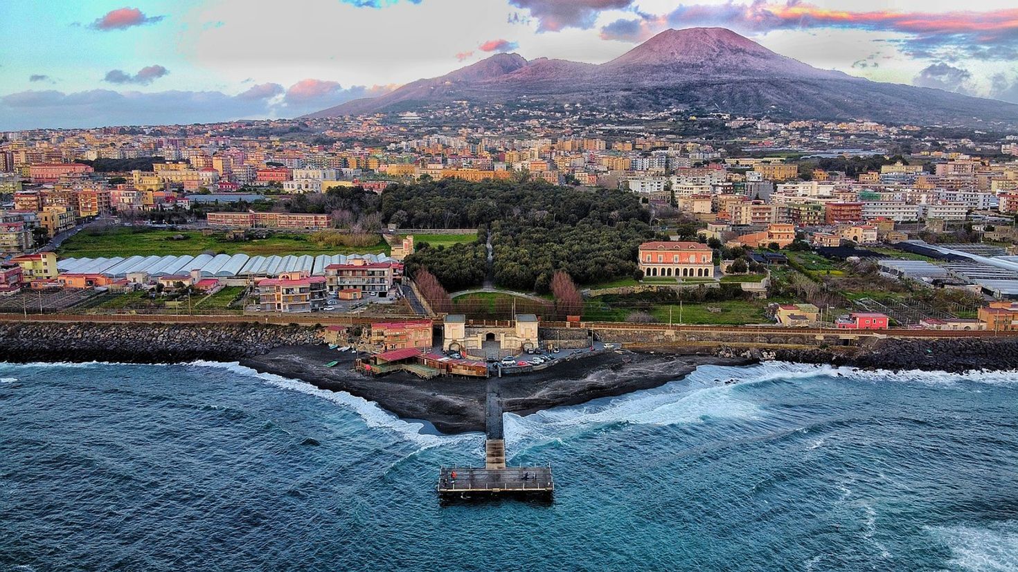 Th homeplace of pizza, Naples is a must to visit during 7 day in Italy.
