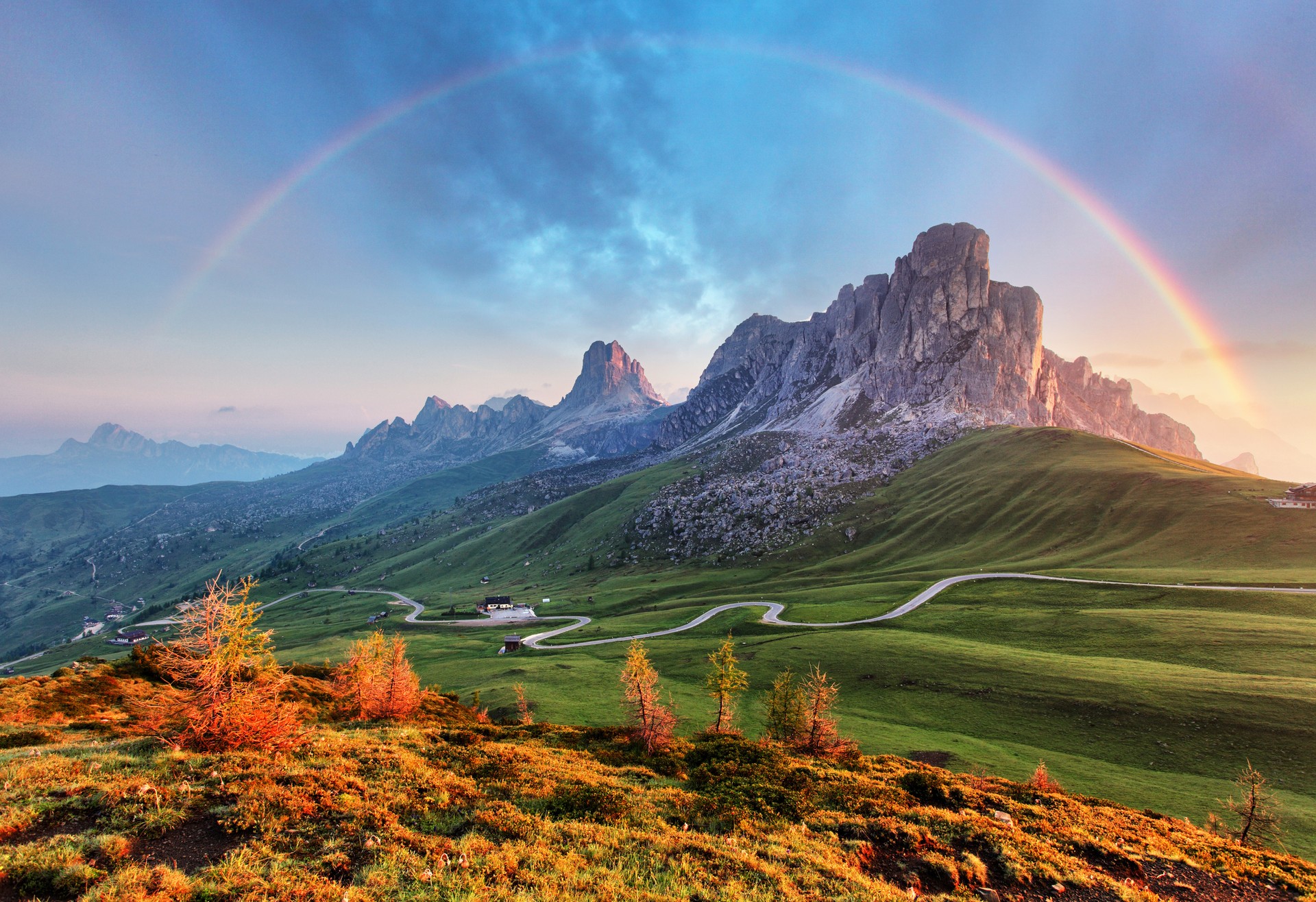 Hiking in Italy provides some awe-inspiring views to die for. Caught up in the magic of ancient historical landmark, it provides some best hiking trails in Italy.