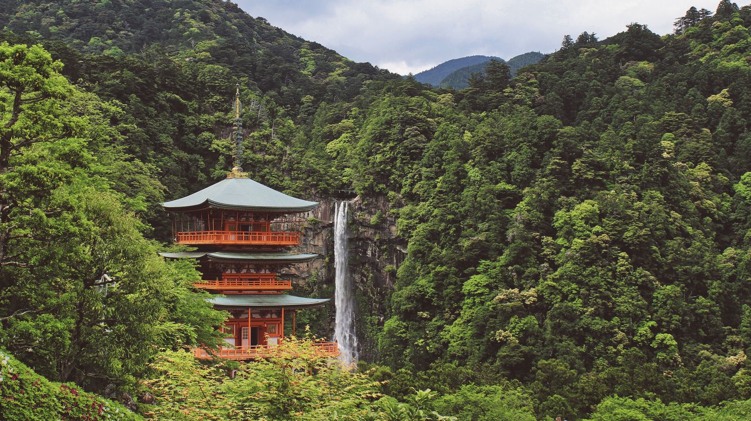 Located halfway Nachi mountain,Nachi Taisha is a part of the Kumano Sanzan.