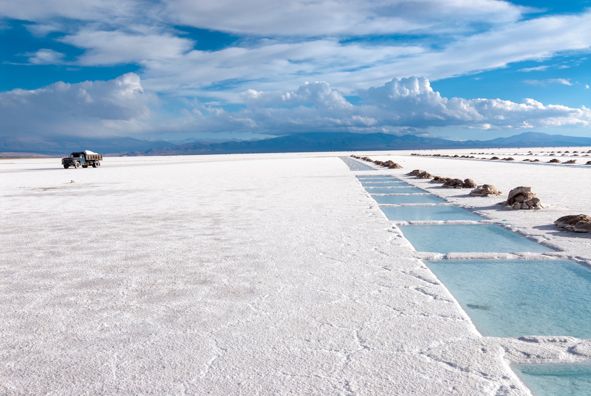 The breathtaking scenery of Las Salinas Grandes Located in the provinces of Salta and Jujuy in northwestern Argentina, Salinas Grandes are a vast white dessert that stretches for more than 200 square kilometers in