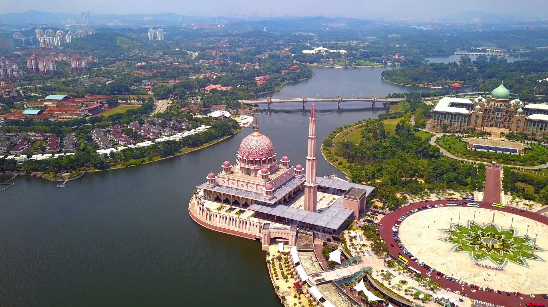 The Putra Mosque has a desert-pink hue because of the rose-tinted granite used to build the structure. Get this aerial view of Putra mosque while spending 10 days in Malaysia.