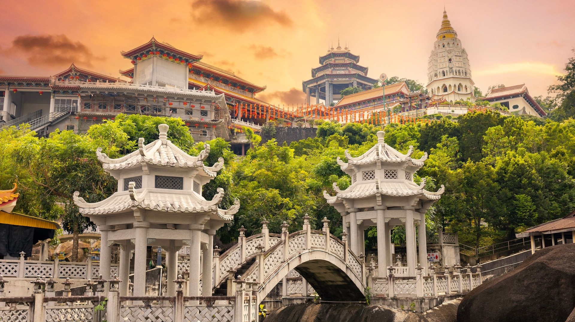 Malaysia is a country filled with adventure, amazing food and stunning landmarks. Spend 4 days in Malaysia and see the Kek Lok Si Temple.