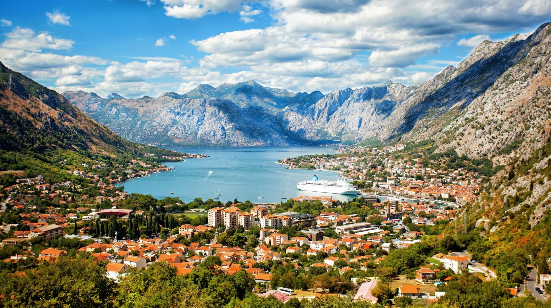 Nestled in the Bay of Kotor, Kotor boasts rich history, iconic city walls, red-roofed buildings, delicious cuisine—all at affordable prices. The stunning red-roofed town of Kotor is a must-visit on the Mediterranean