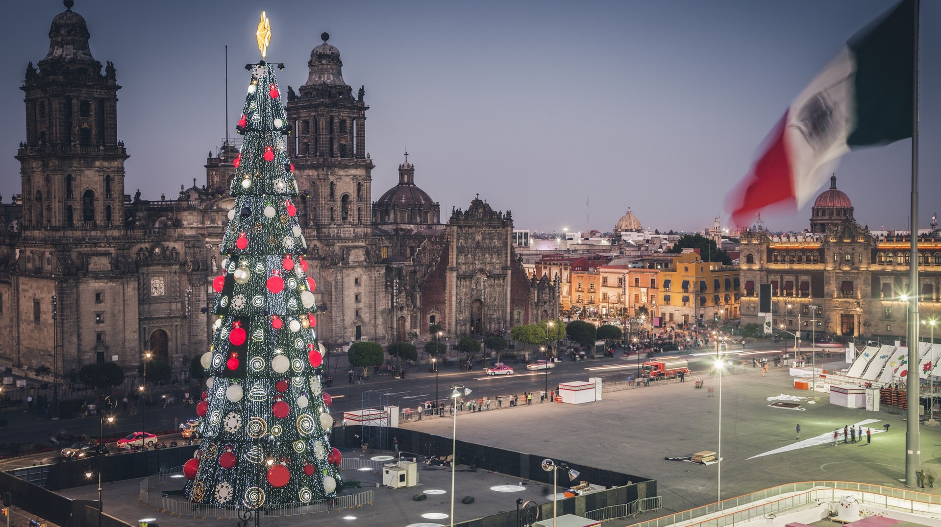 Mexico in December goes through a generally pleasant winter with warm and relaxing temperatures throughout the month. The view of Metropolitan Cathedral in Mexico in December.