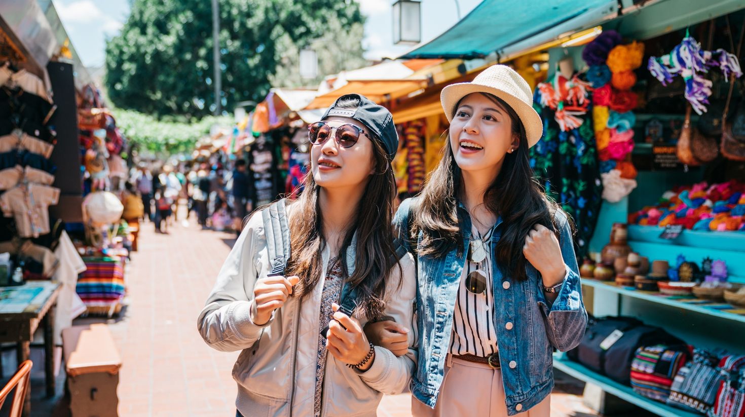 Backpackers shopping in the Mexican street