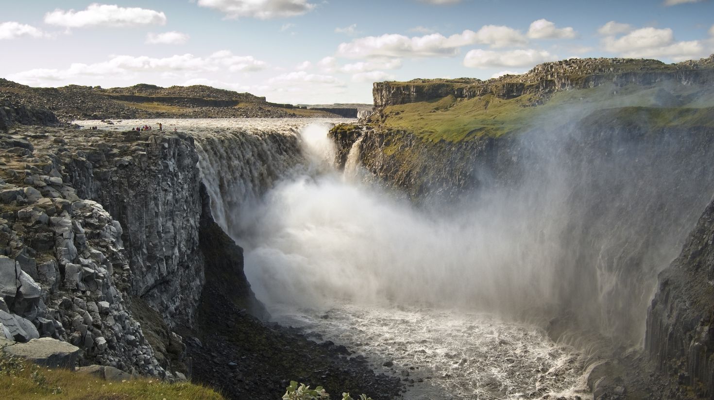 Dettifoss waterfall thunders down in Jökulsárgljúfur National Park.