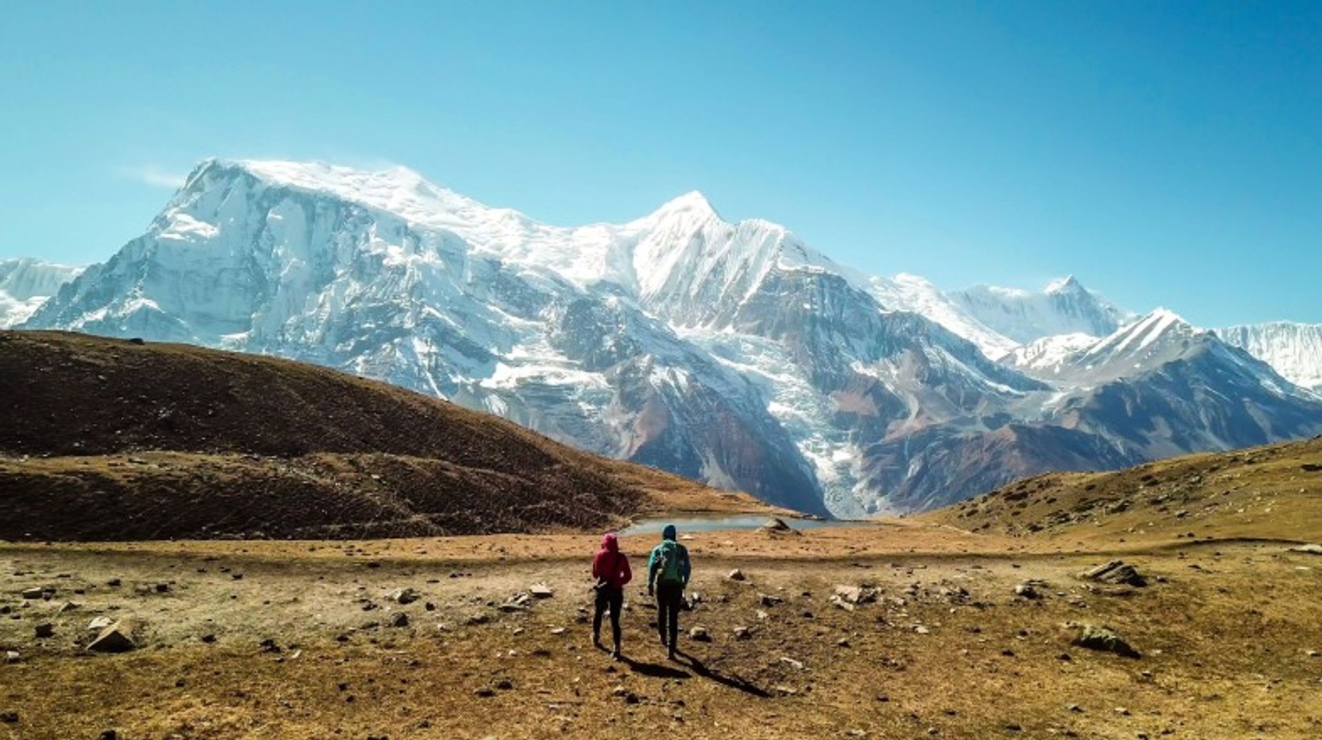 Embark on the unforgettable Annapurna Circuit during your 2 weeks in Nepal, where stunning landscapes, rich culture, and adventure await at every turn. Two people in Annapurna Circuit trek on their 2 weeks in Nepal.
