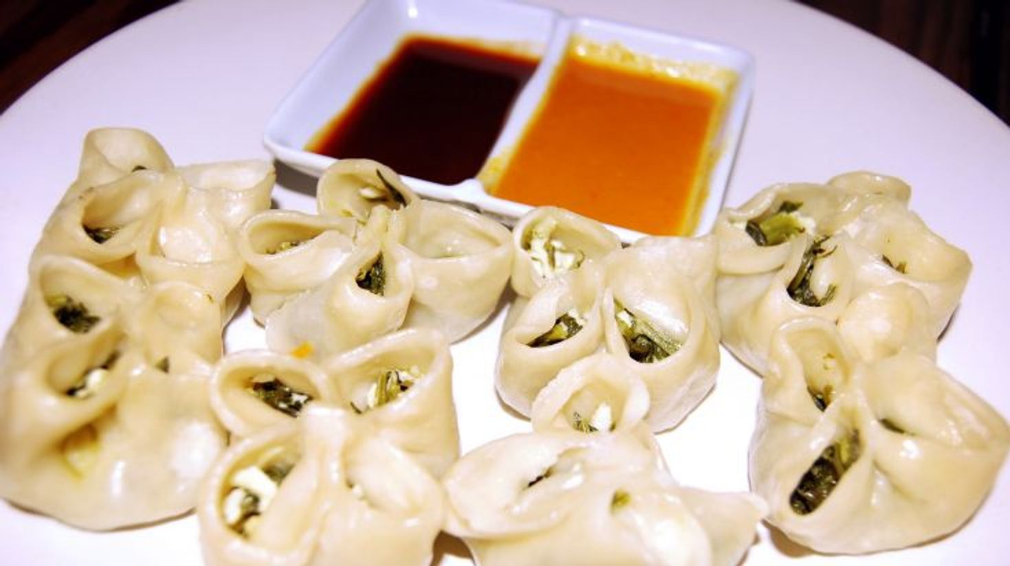 Open momo with different dips