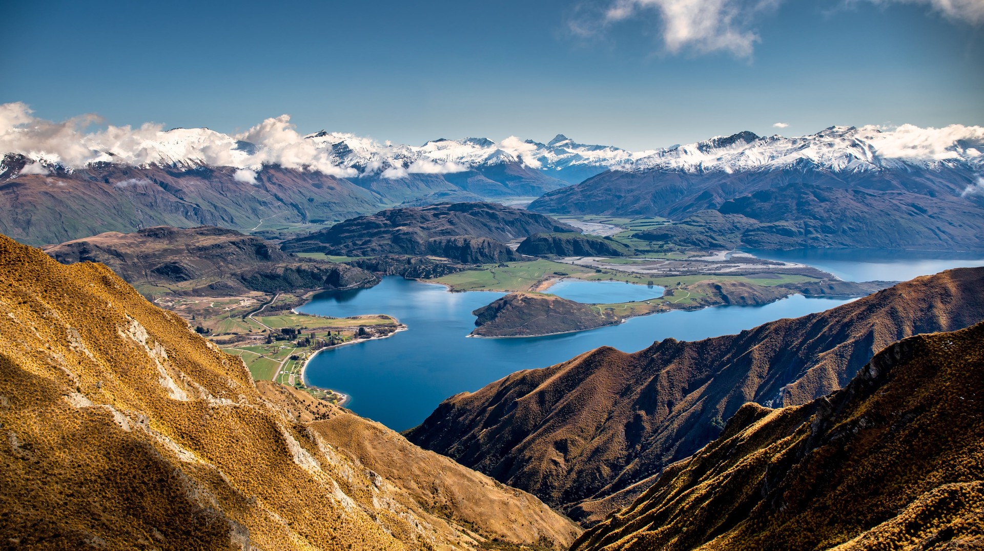 10 days is perfect to explore the natural beauty of New Zealand. Get stunning view of Lake Wanaka while spending 10 days in New Zealand.