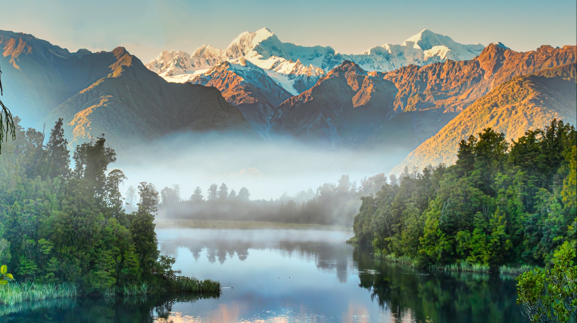 Three weeks is plenty of time to explore both cities and the nature in New Zealand. Get this foggy view of Lake Matheson while spending 3 weeks in New Zealand.